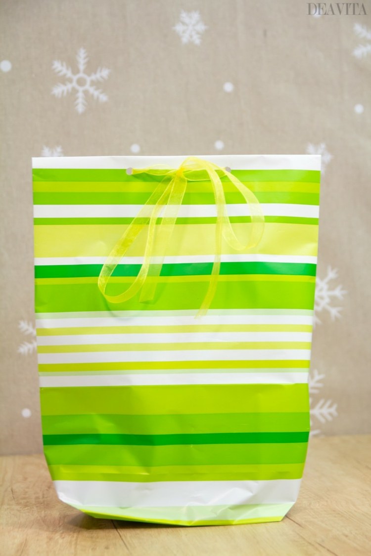 vacker förpackning av julklappar presentpåse tinker vikning