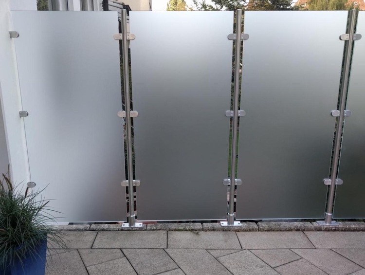 Terrass integritetsskärm glas rymdbesparande stolpar i rostfritt stål