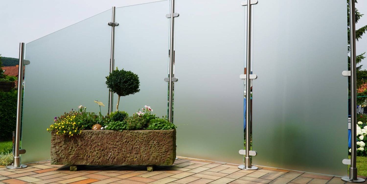 Glasskydd för terrass i rostfritt stålstolpar rymdbesparande moderna, belagda stenstenar i frostat glas