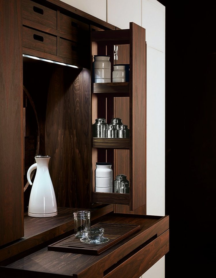 modernt inbyggt kök-vitlackfronter-trä-mörkbrunt-skåp-lådor-apotek-skåp