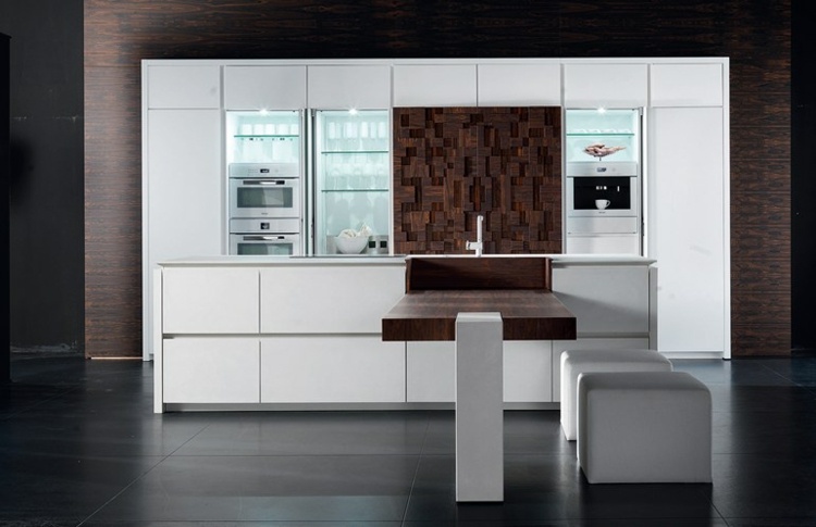 modernt inbyggt kök-vitlackfronter-trä-mörkbruna höga skåp-öppen ugn