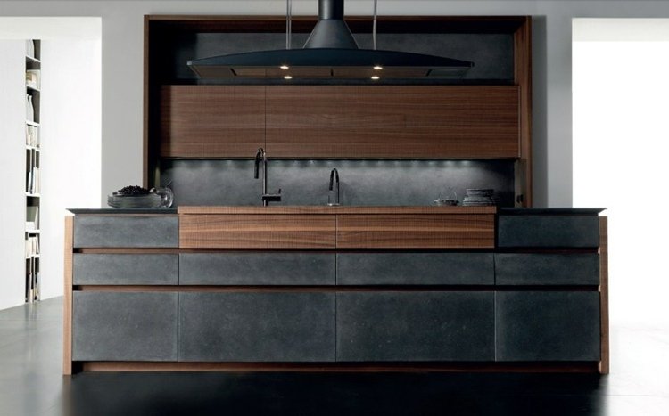 modernt inbyggt kök-fin betong-mörkare-fronter-handtagslös-rumsavdelare-vägg nisch-belysning-indirekt