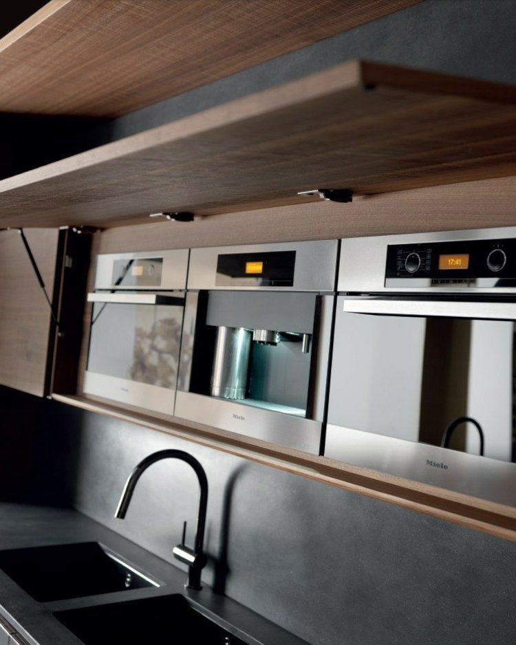modernt inbyggt kök-finbetong-mörkare-front-vik-dörrar-beslag-mikrovågsugn-ugn-kaffemaskin