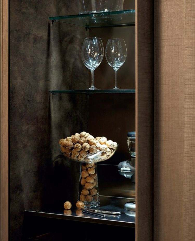 modernt inbyggt kök-finbetong-trä-fronter-mörkt-skåp-kropp-glas-hyllor-vinglas-fruktskål
