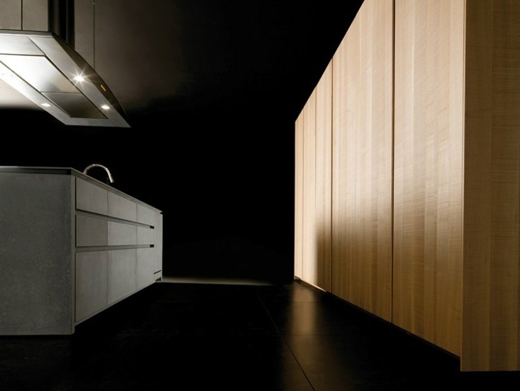 modernt inbyggt kök-fin-betong-trä-fronter-handtag-höga skåp-kök ö-ö huva-belysning