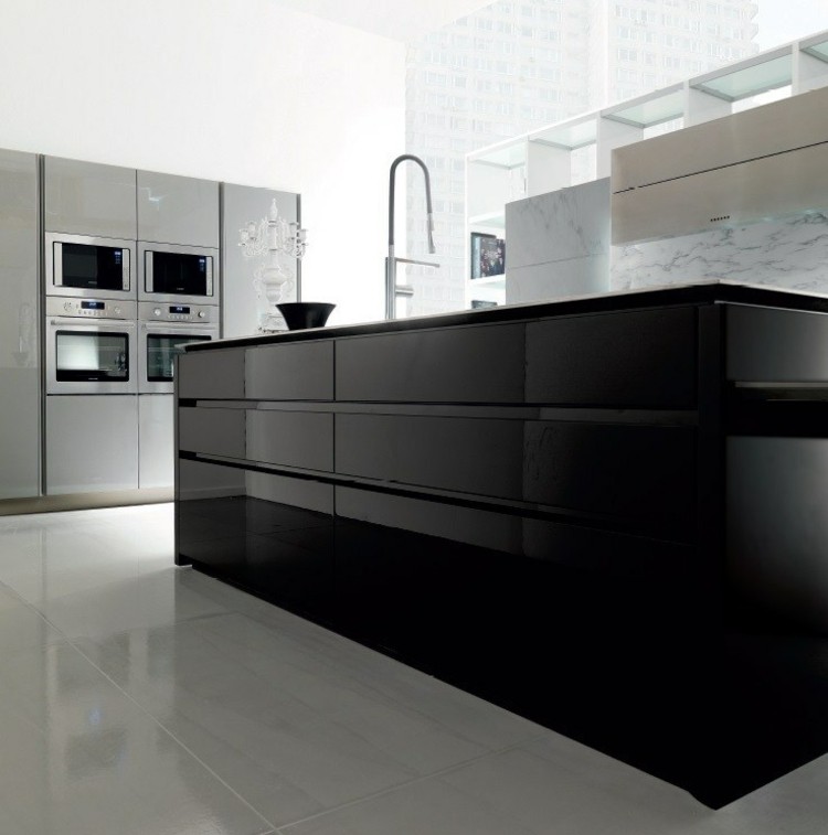 modernt inbyggt kök-marmor-toppade lackfronter-handtagslös-svart-ö-kranugn