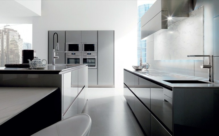 modernt inbyggt kök-marmor-bänkskivor-lackfronter-vit-handtagslös-handfat-kran