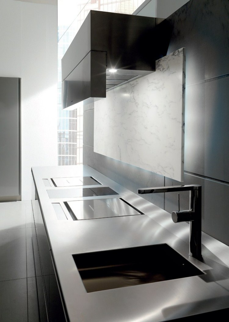 modernt inbyggt-i-kök-marmor-kök-vägg-belysning-bänk-diskbänk-kran-kokplatta