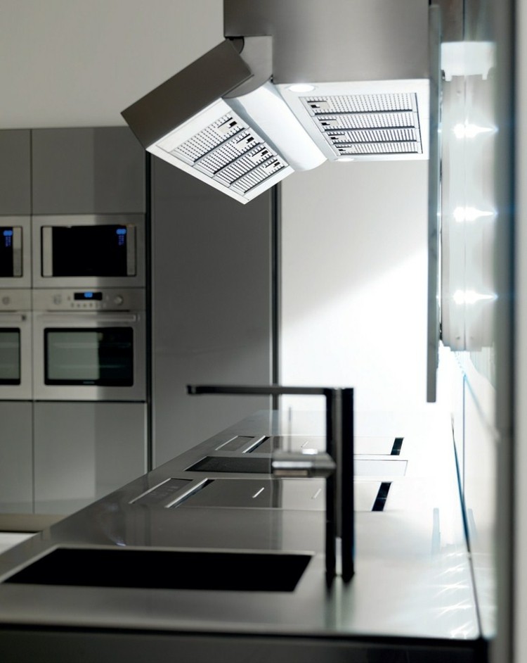 modernt inbyggt kök-kök-vägg-belysning-utsugskåpa-bänkskiva-handfat-kran