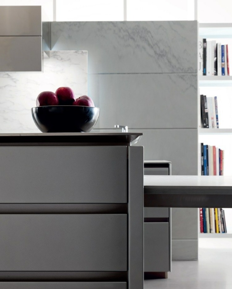 modernt utrustat-kök-marmor-look-fasade kanter-bänkskiva-vit-handtagslös