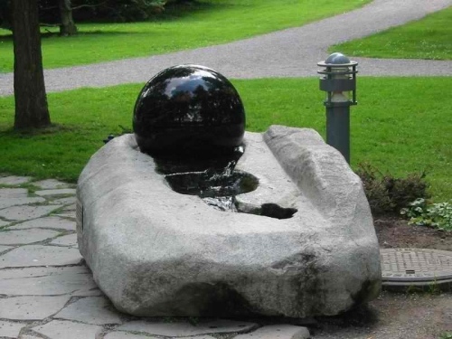 fontän trädgård med sfärisk form i parken