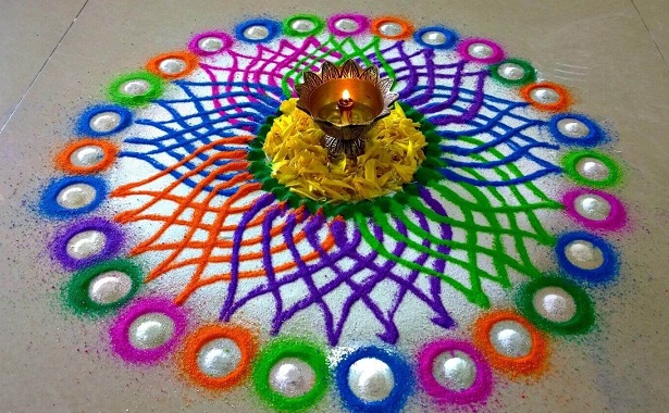 Rangoli -malleja väreillä lattialla