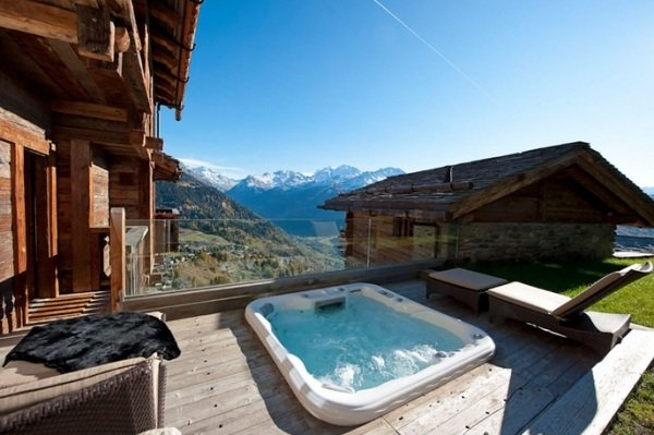 balkong-chalet-trägolv-jacuzzi-solstolar