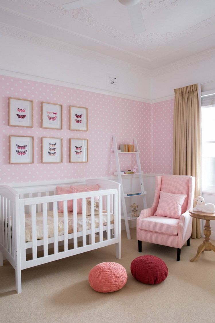 Babyrum-design-tjej-tapet-prick-mönster-rosa-vit