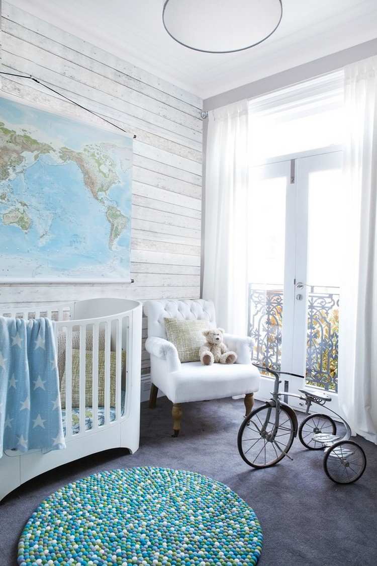 Babyrum-design-pojke-tapeter-trä-ser-världskarta-väggdekoration