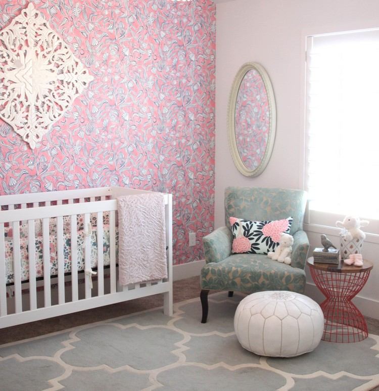 Babyrum-design-flicka-rosa-tapeter-vit-baby-säng-mint-grön-accenter