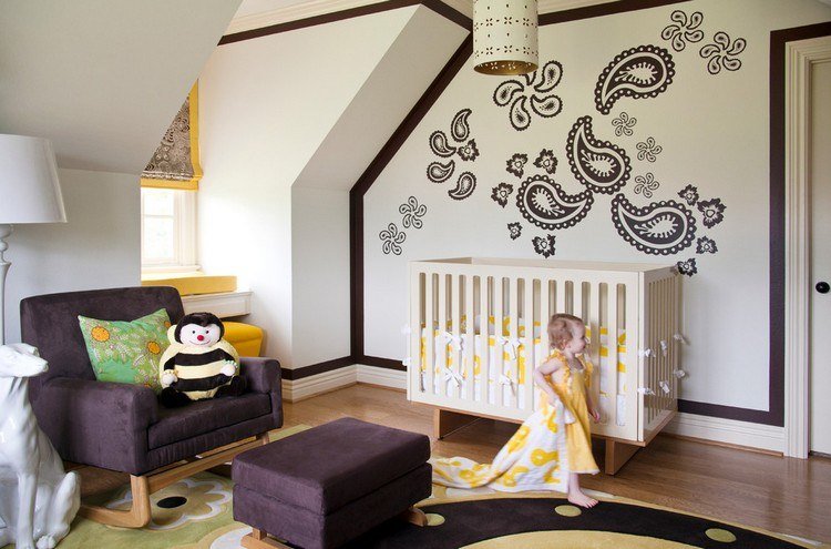 Babyrum-design-vägg-dekorationer-stencil-färg-brun
