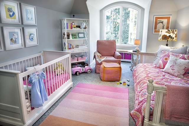 barnkammare baby rum rosa accenter grå väggar mattan golv