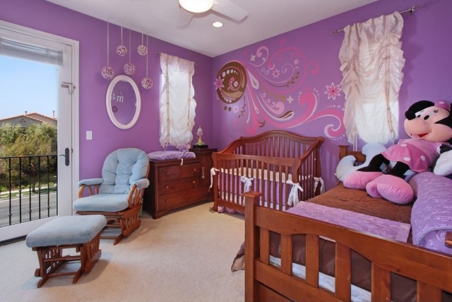 baby rum flicka lila väggdekoration blommotiv trä baby möbler