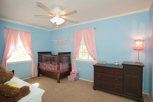 idéer baby rum dekoration tjejmöbler rosa gardiner vägg färg-blå