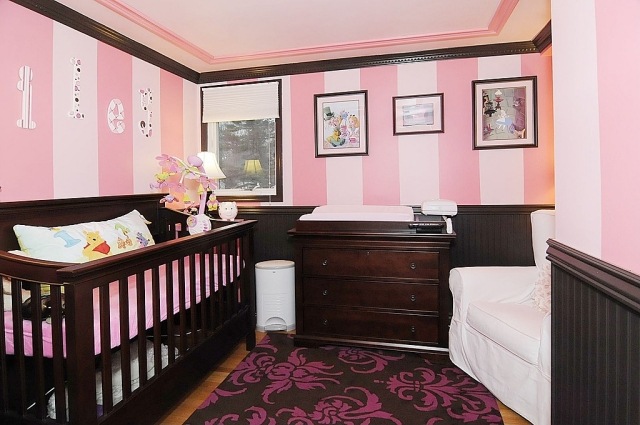 babyrum flicka rosa ränder väggdekoration massiva trämöbler