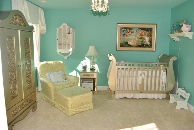 barnrum klassiska kungliga gyllene möbler mintgrön väggfärg