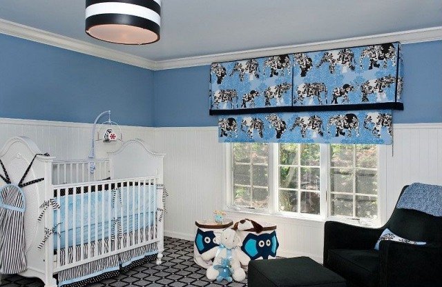baby room pojke svart vit blå fönster gardiner