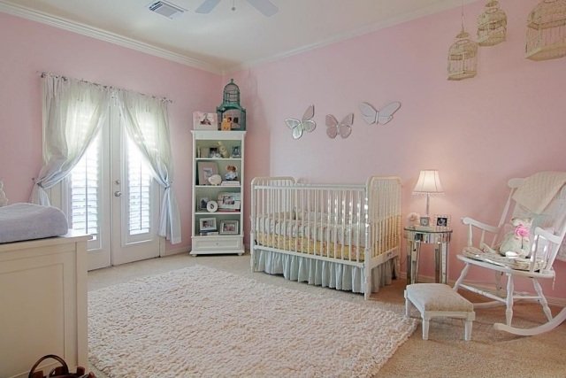 baby room design idé tjej ljusrosa grädde väggdekoration fjärilspegel