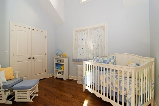 babyrumsmöbler trägolv vita möbler ljusblå väggar