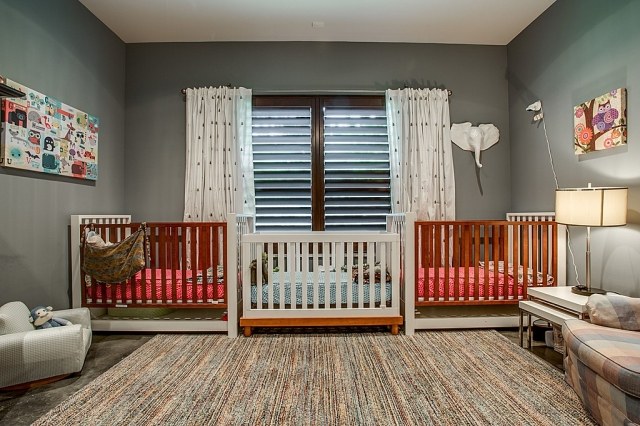 baby rum tre baby sängar grå vägg måla gardiner