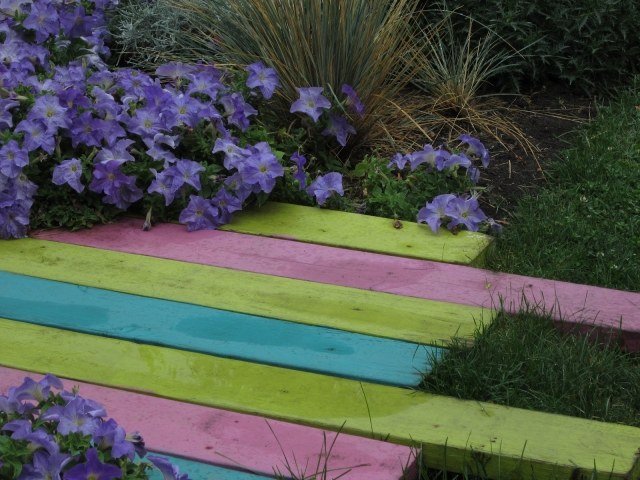 trädgårdsväg designidéer träplankor målade i ljusa färger