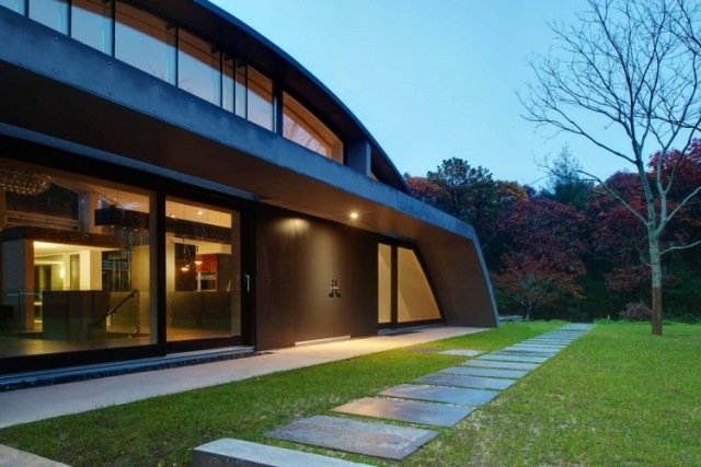 modernt hus landskap gräsmatta stegplattor rektangulära