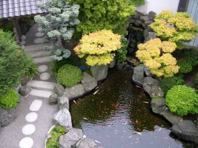 japanska trädgårdsgrusgolv stegstenar vita runda