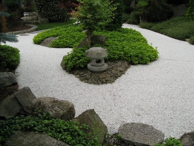 japansk trädgård gångväg stensten växter