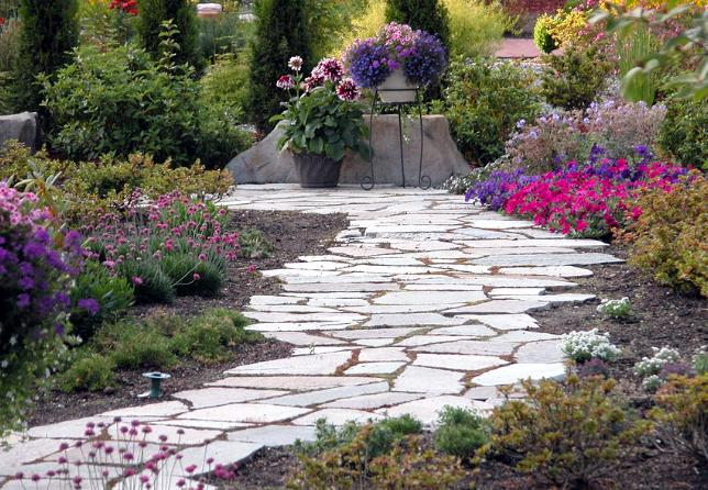 trädgårdsväg sten idé plattor asymmetrisk form perenner