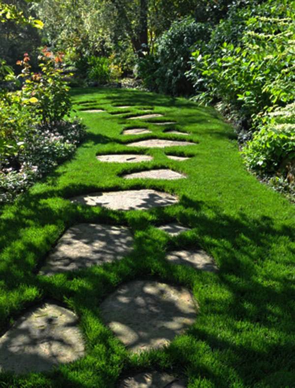 trädgårdsväg design stegsten gräsmatta anlagd kaotiskt
