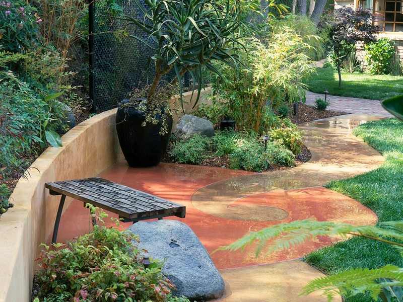 Trädgårdsbanedesign betongvägsfärger skapar träbänk