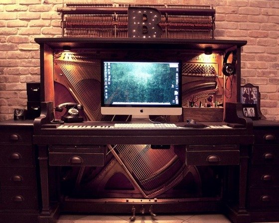 Laptop-museum-bit-gammal-maskin-kontor-bord-ny-användning