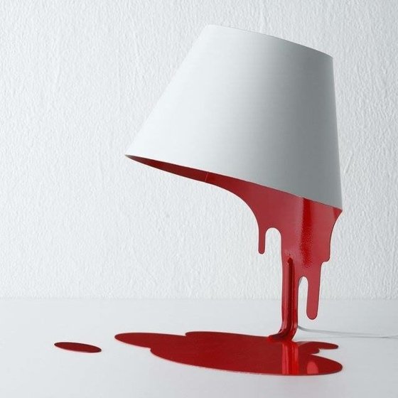 vit-bordslampa-röd-väggfärg
