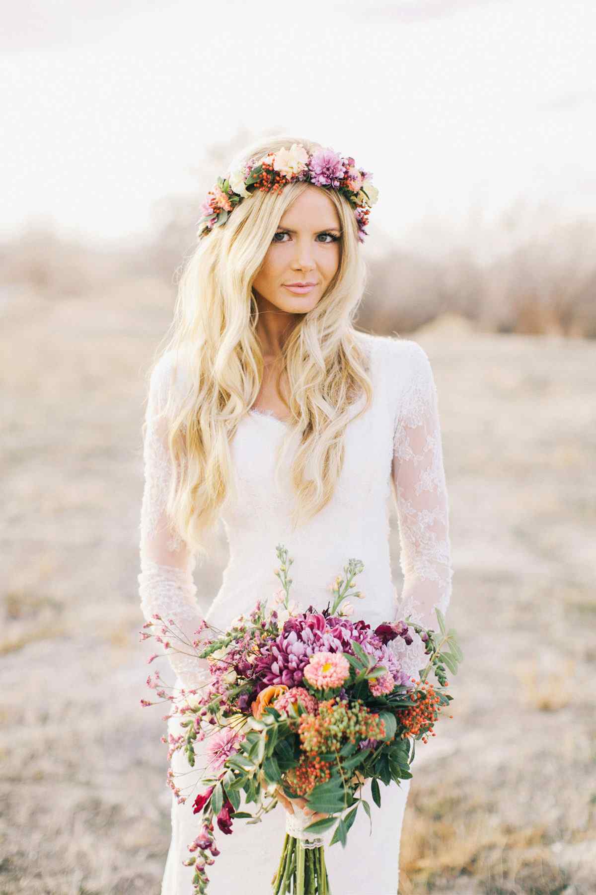 Brudfrisyr i strandstil och färgglada ängsblommor för buketten och blommans krans