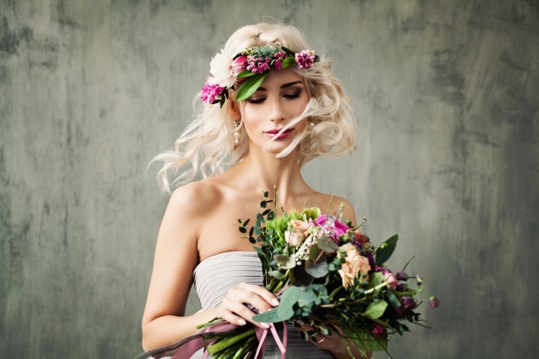 Massor av blommor i blont hår för medellångt hår