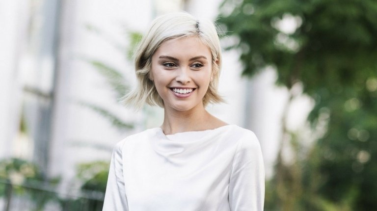 Stil helt enkelt kort blont hår för en feminin look på bröllopet