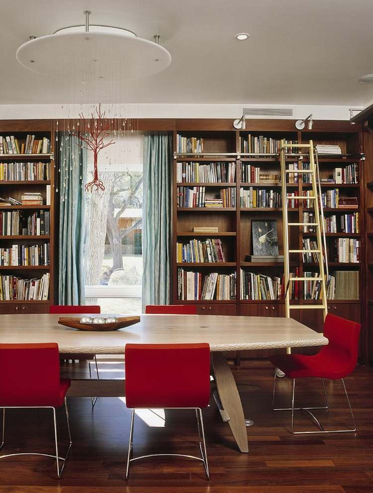 inredning idéer för matsal bibliotekshyllor röda stolar matbord