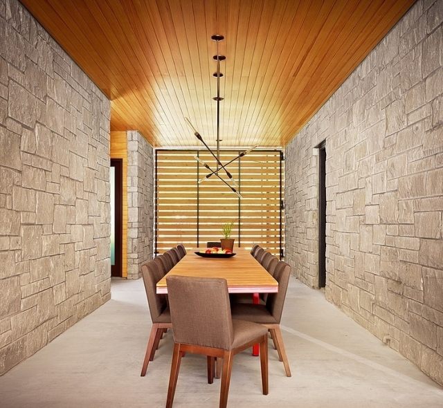matsal-modern-sten väggbeklädnad-trä tak-metall-hängande lampa