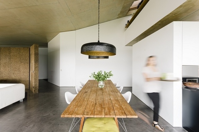 matsal-trä-matbord-vita-stolar-svart-hängande-lampor