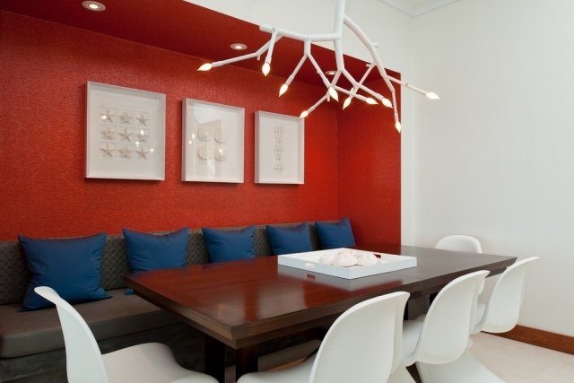 idéer-inredning-matsal-röd-vägg-vita-stolar-bänk
