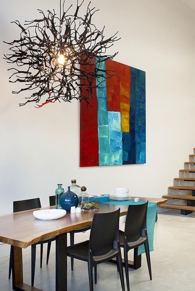 matplats-eklektisk-äkta trä-matbord-svart-stolar-ljuskrona