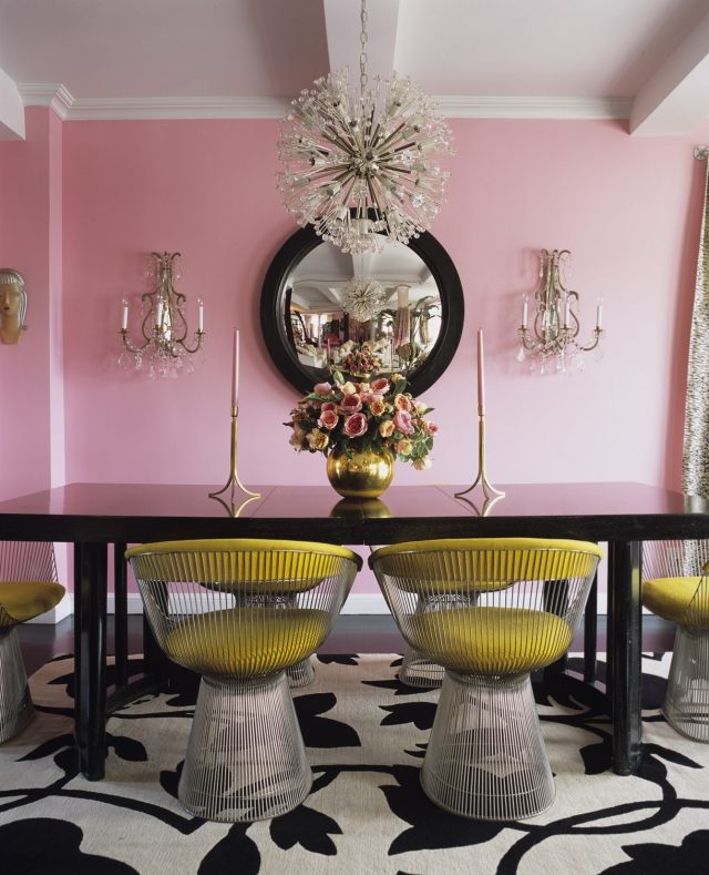 eklektisk-matsal-möbler-rosa-vägg-färg-metall-fåtölj