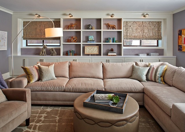 vardagsrum-möbler-beige-hörn-soffa-pastell-lila-vägg-färg