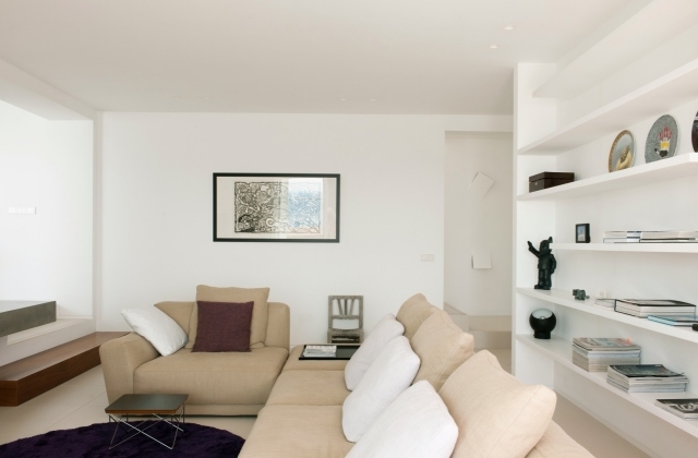 vardagsrum-neutrala-färger-brun-soffa-vit-vägg-färg-hyllor